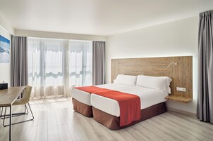 Ropa de cama de alta calidad y minibar 