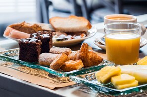 Café da manhã com buffet todos os dias (EUR 12.50 por pessoa) 