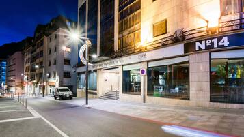 Un hôtel appelé « Hotel Exe Prisma », avec une enseigne indiquant qu’il est situé au numéro 14 de la rue.