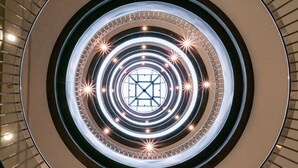 A multi-level circular atrium with a central open area and concentric circular railings. - Hotel VM Prisma (Escaldes-Engordany)