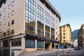 Vista frontal de la propiedad