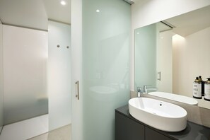 Premium bedding, minibar, in-room safe, desk - Exe Prisma Hotel (Escaldes-Engordany)
