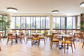 Daily buffet breakfast for a fee - Hotel Acta Piramides (Madrid)