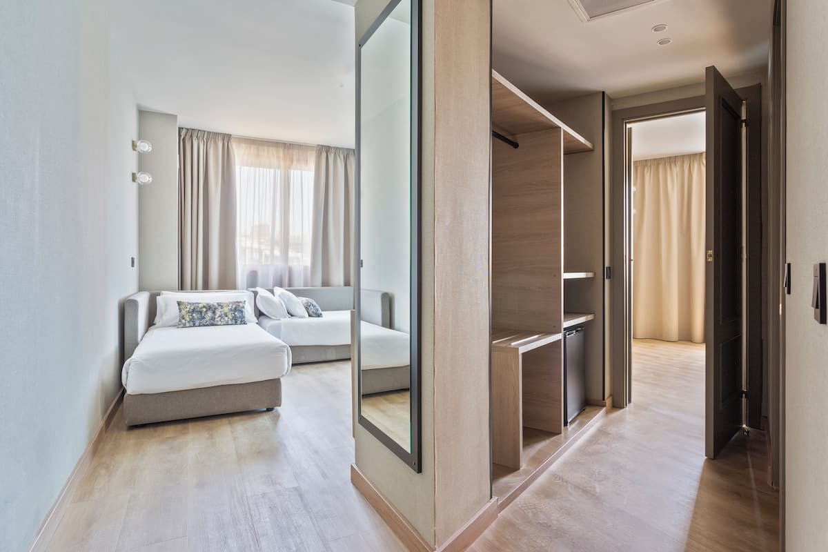 Quadruple Room | 1 bedroom, hypo-allergenic bedding, down comforters, Select Comfort beds