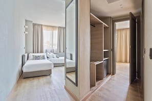 Quadruple Room | Hypo-allergenic bedding, down comforters, Select Comfort beds, minibar - Hotel Acta Piramides (Madrid)