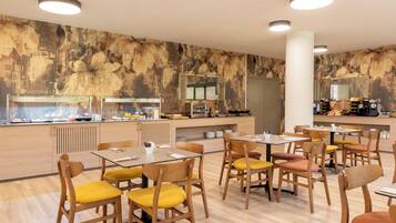 Een restaurant met houten tafels en stoelen, een buffet en een muurschildering.