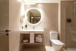 Standard Triple Room | Bathroom - Hotel Acta Piramides (Madrid)