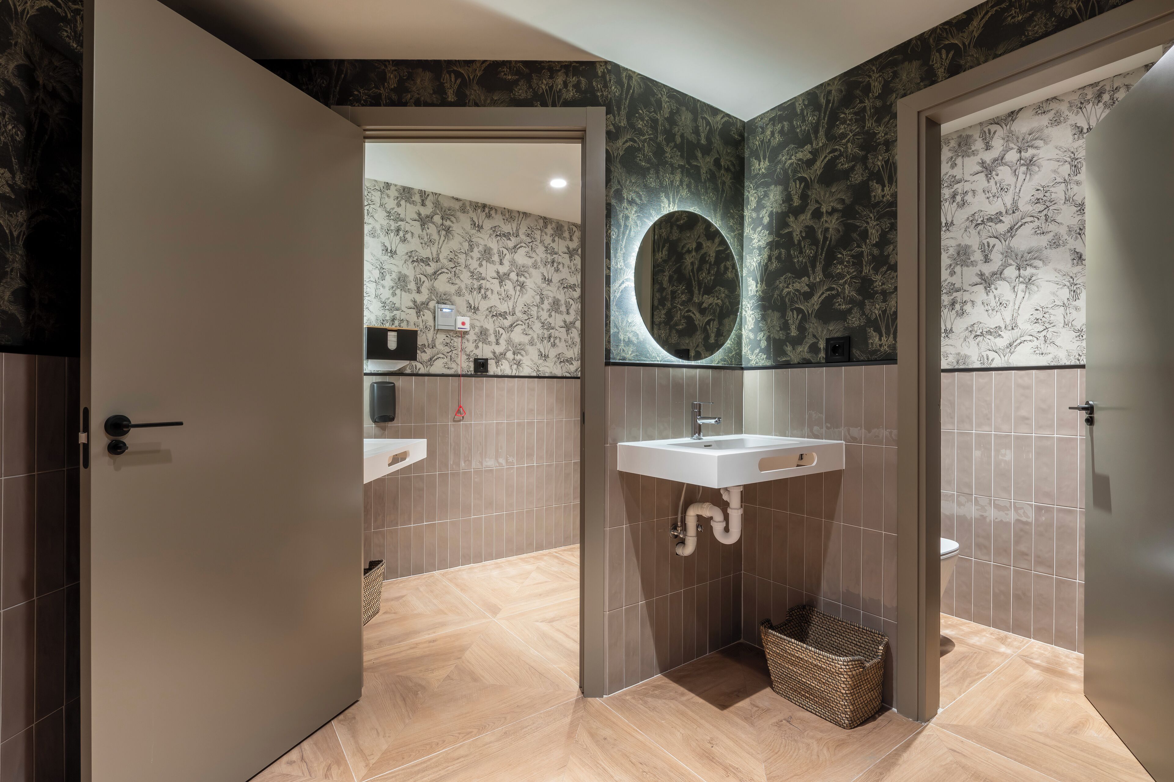 combined shower/bathtub, rainfall showerhead, free toiletries