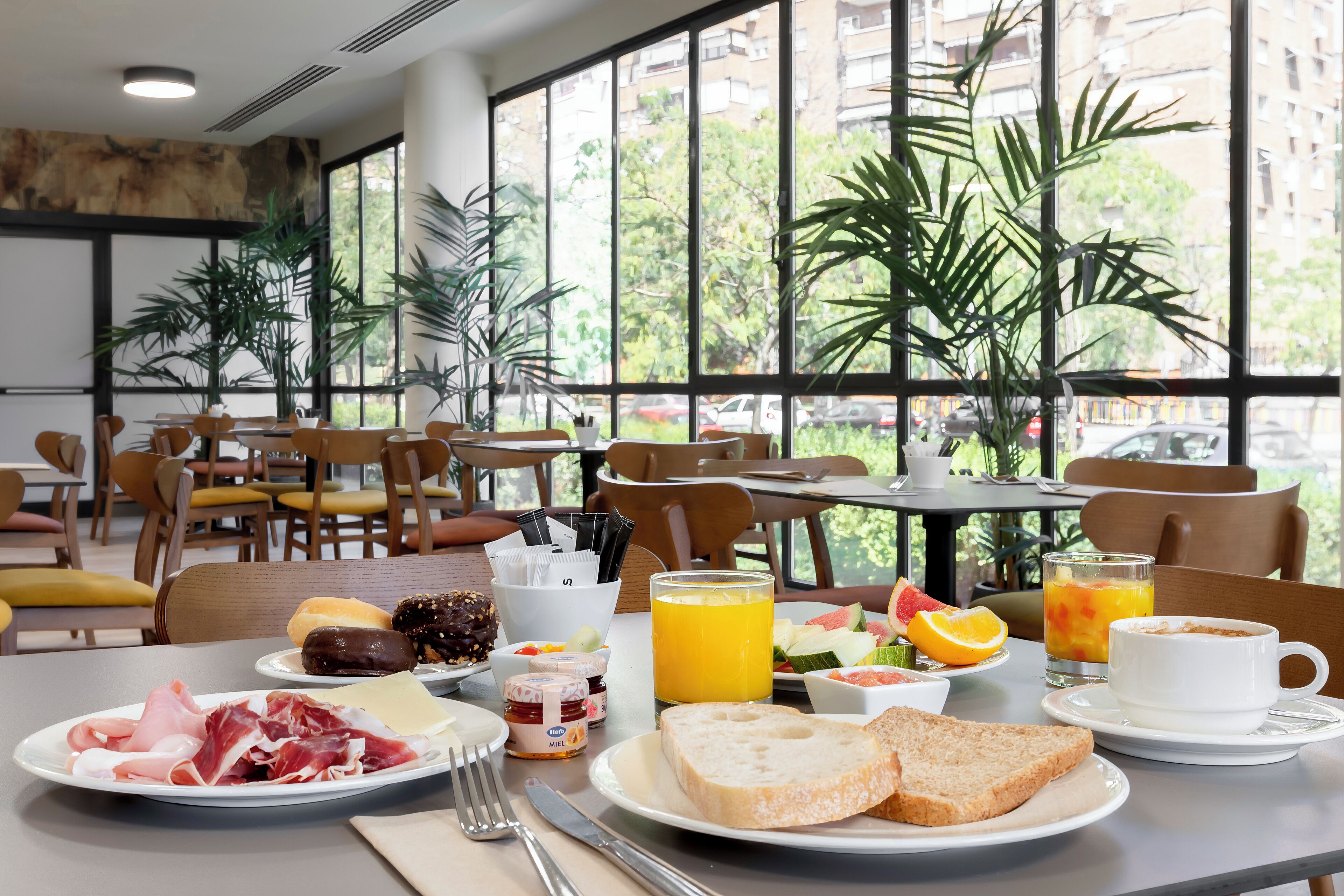 Café da manhã com buffet todos os dias (EUR 14 por pessoa) 