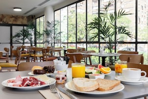 Desayuno buffet diario (EUR 14 por persona)