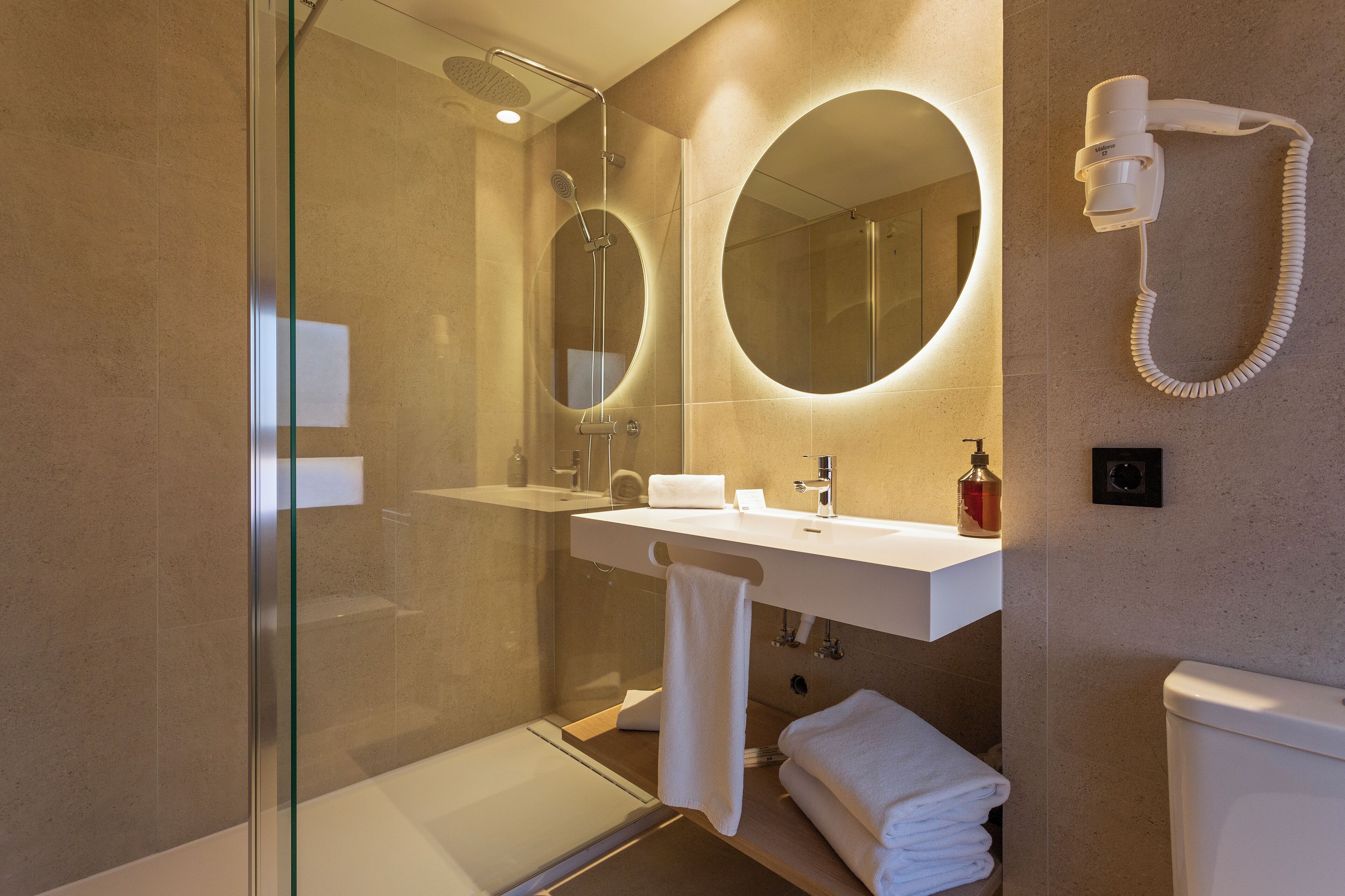 standard triple room | bathroom | combined shower/bathtub, rainfall showerhead, free toiletries
