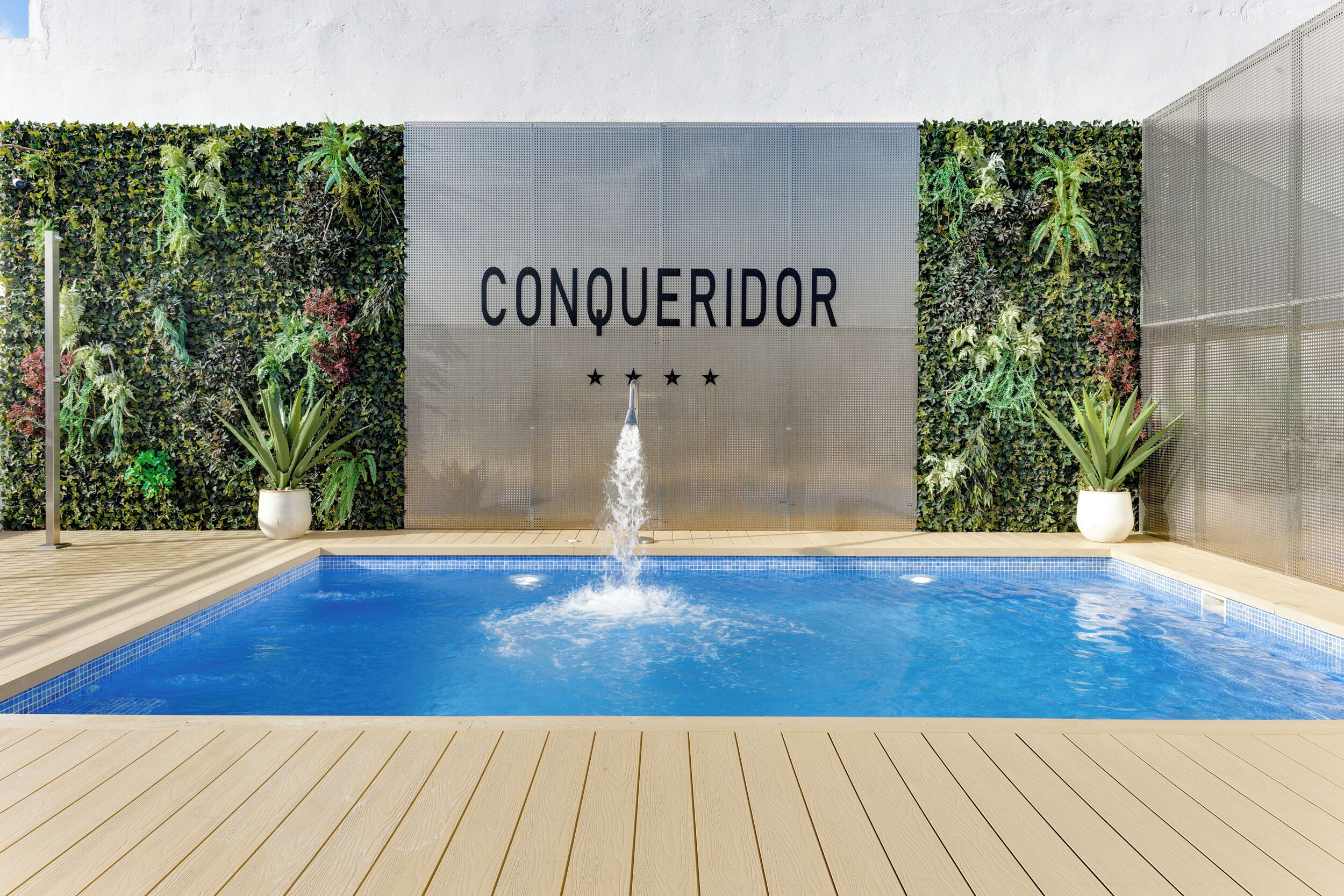 Piscina a l'aire lliure de temporada (horari: 11:00-21:00) i para-sols 
