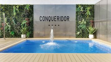 Piscina a l'aire lliure de temporada (horari: 11:00-21:00) i para-sols