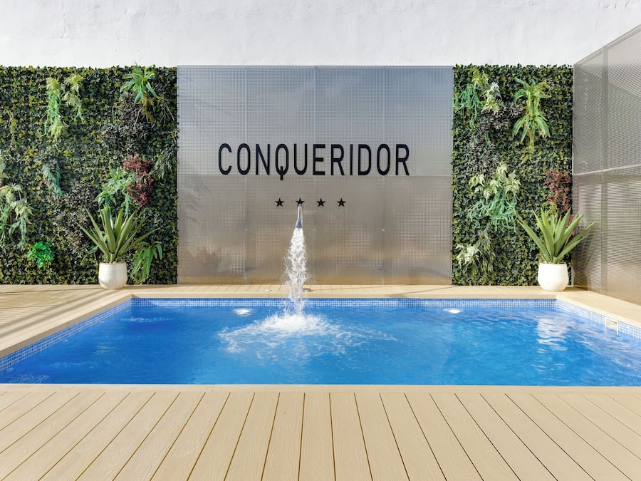 Piscina externa sazonal, funciona das 11h às 21h, guarda-sóis