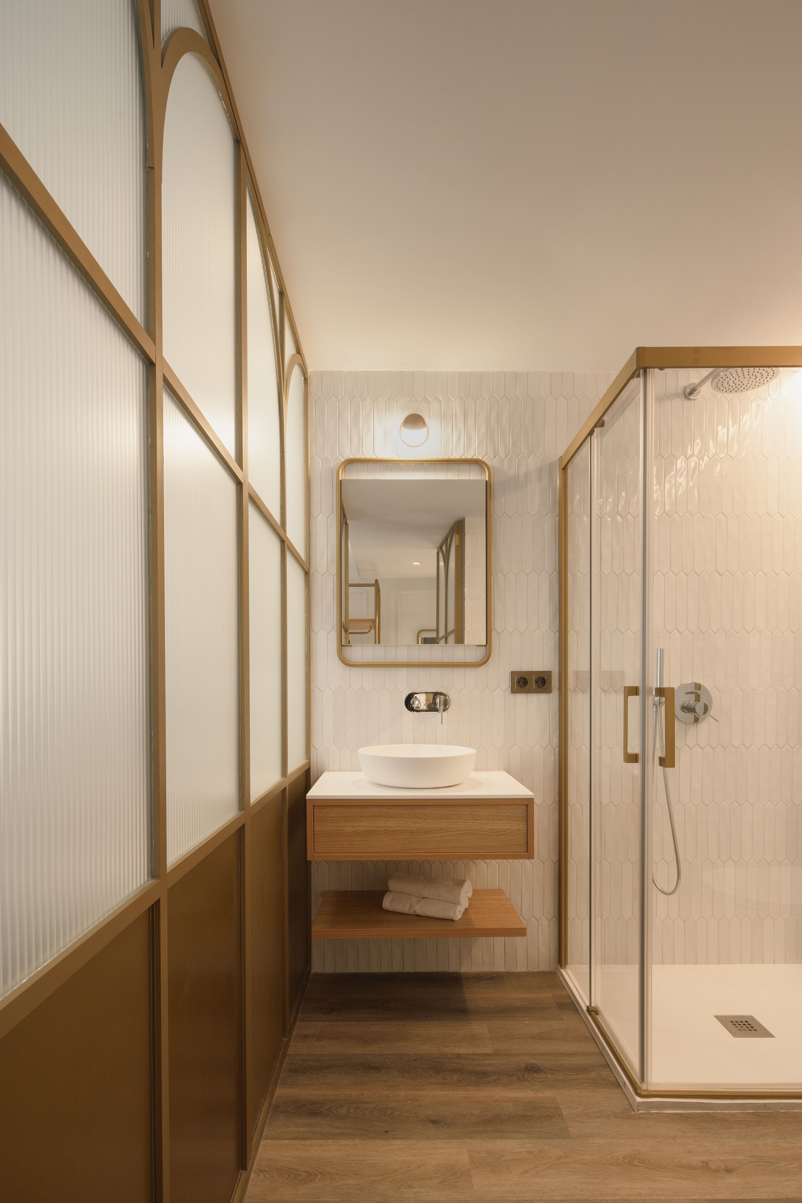 combined shower/bathtub, free toiletries, hair dryer, slippers