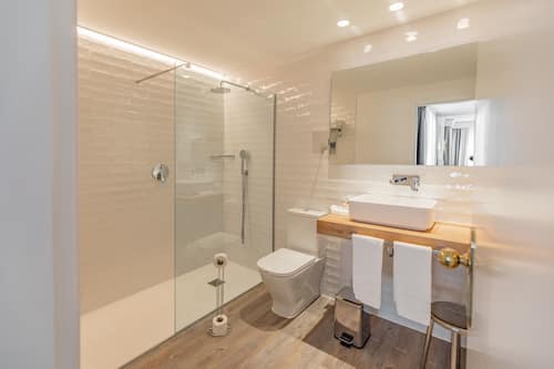 Kahden hengen deluxe-huone (yksi tai kaksi sÀnkyÀ) | Kylpyhuone | Suihkun ja ammeen yhdistelmÀ, ilmaiset hygieniatuotteet, hiustenkuivaaja