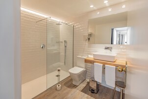 Dobbelt- eller tomannsrom – deluxe | Bad | Kombinert dusj/badekar, toalettartikler (inkludert), hårføner og tøfler