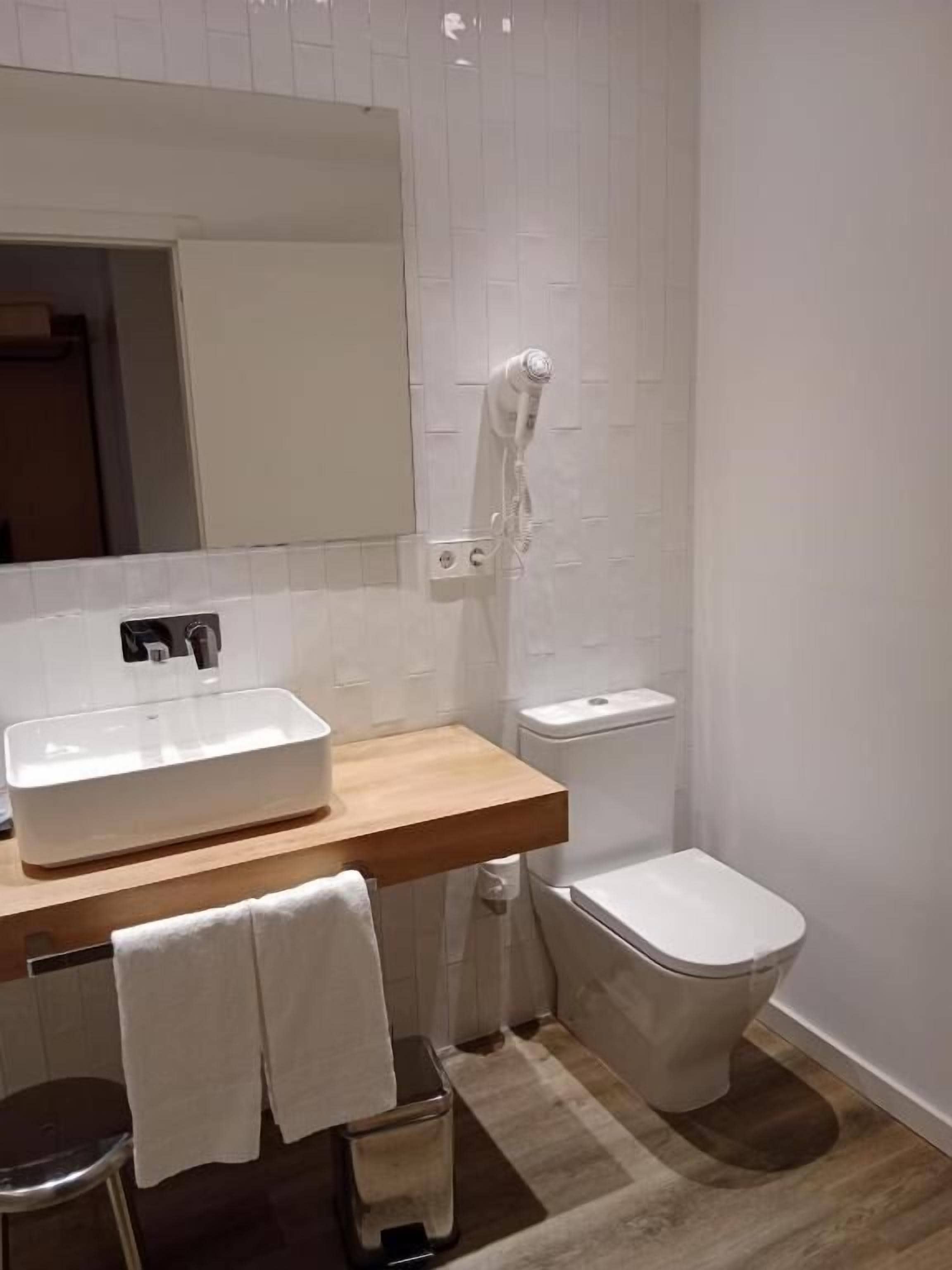 combined shower/bathtub, free toiletries, hair dryer, slippers