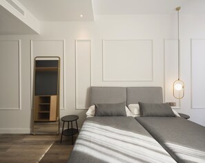 Kahden hengen economy-huone (in the annex building) | Ylelliset vuodevaatteet, Select Comfort -patjalliset sängyt, minibaari