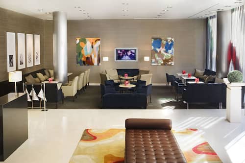 Coin salon dans le hall