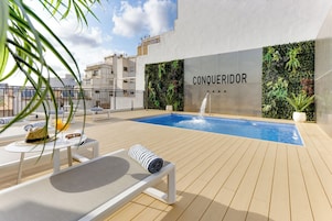 Una piscina al aire libre de temporada (de 11:00 a 21:00), sombrillas