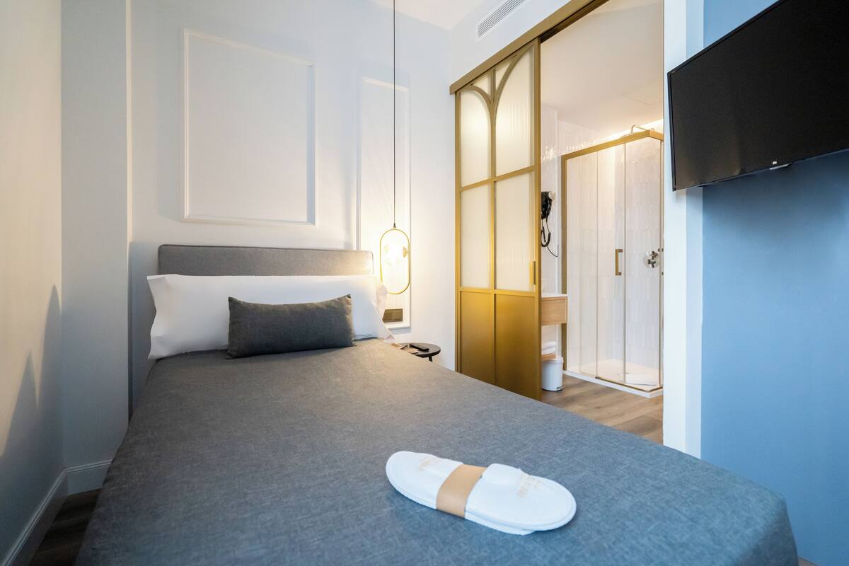 经济单人房 (in the annex building) | 高档床上用品、Select Comfort 床、迷你吧、客房内保险箱