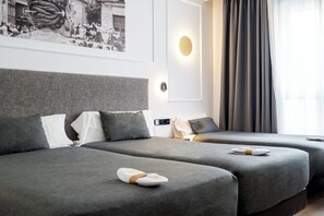 Kolmen hengen standard-huone, 3 yhden hengen sänkyä | Ylelliset vuodevaatteet, Select Comfort -patjalliset sängyt, minibaari