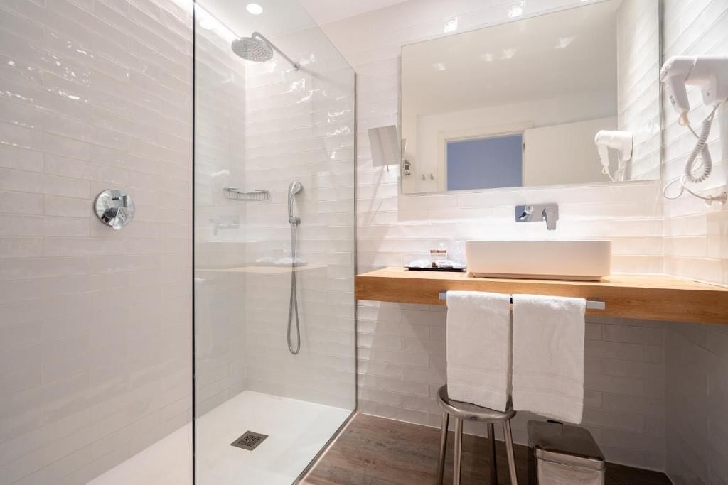 combined shower/bathtub, free toiletries, hair dryer, slippers