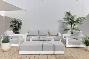 Swim-up bar
