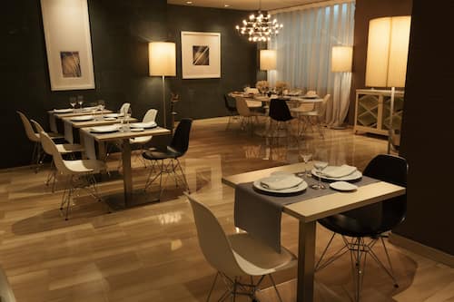 Petit déjeuner, déjeuner et dîner servis sur place