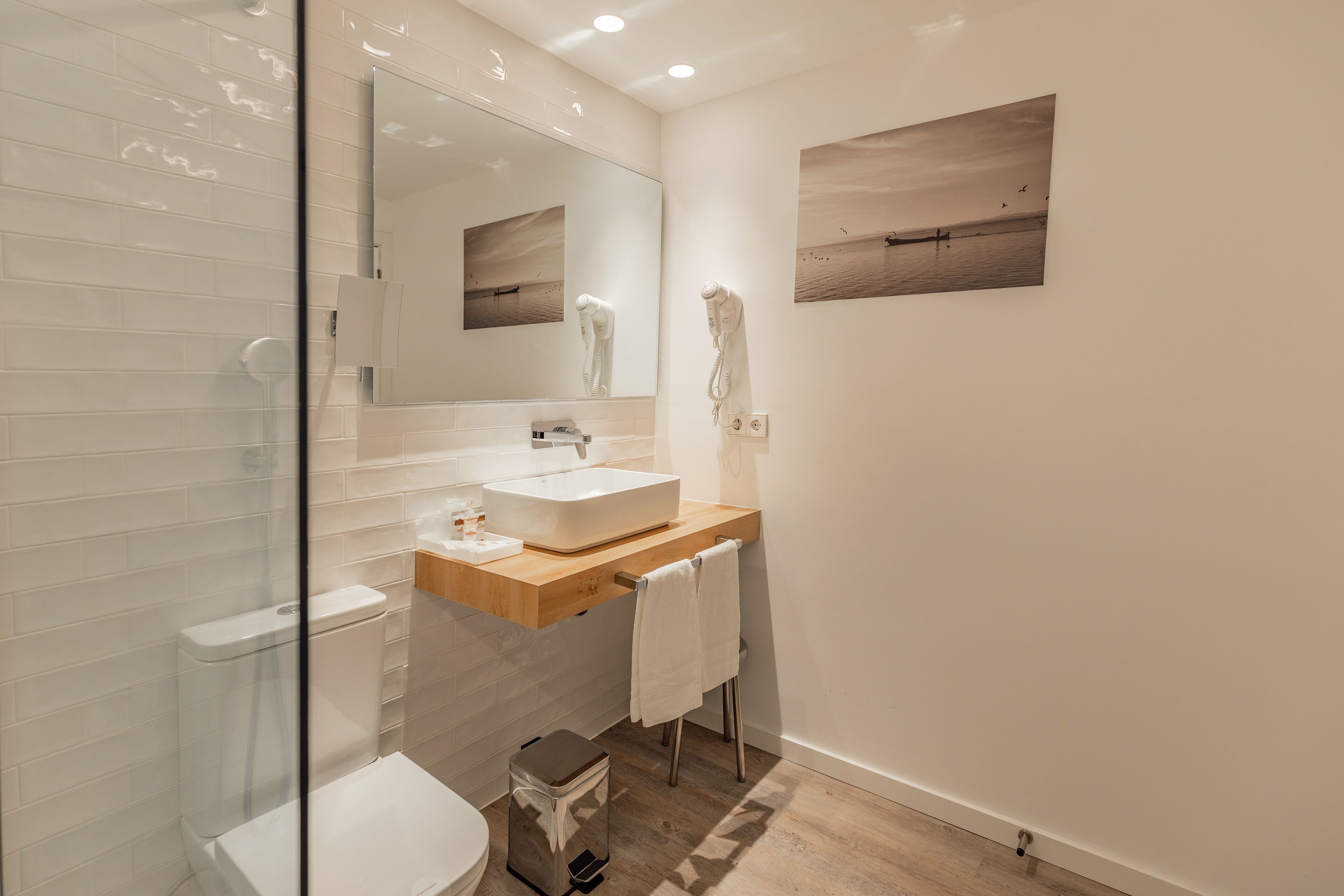 deluxe double or twin room | bathroom | combined shower/bathtub, free toiletries, hair dryer, slippers