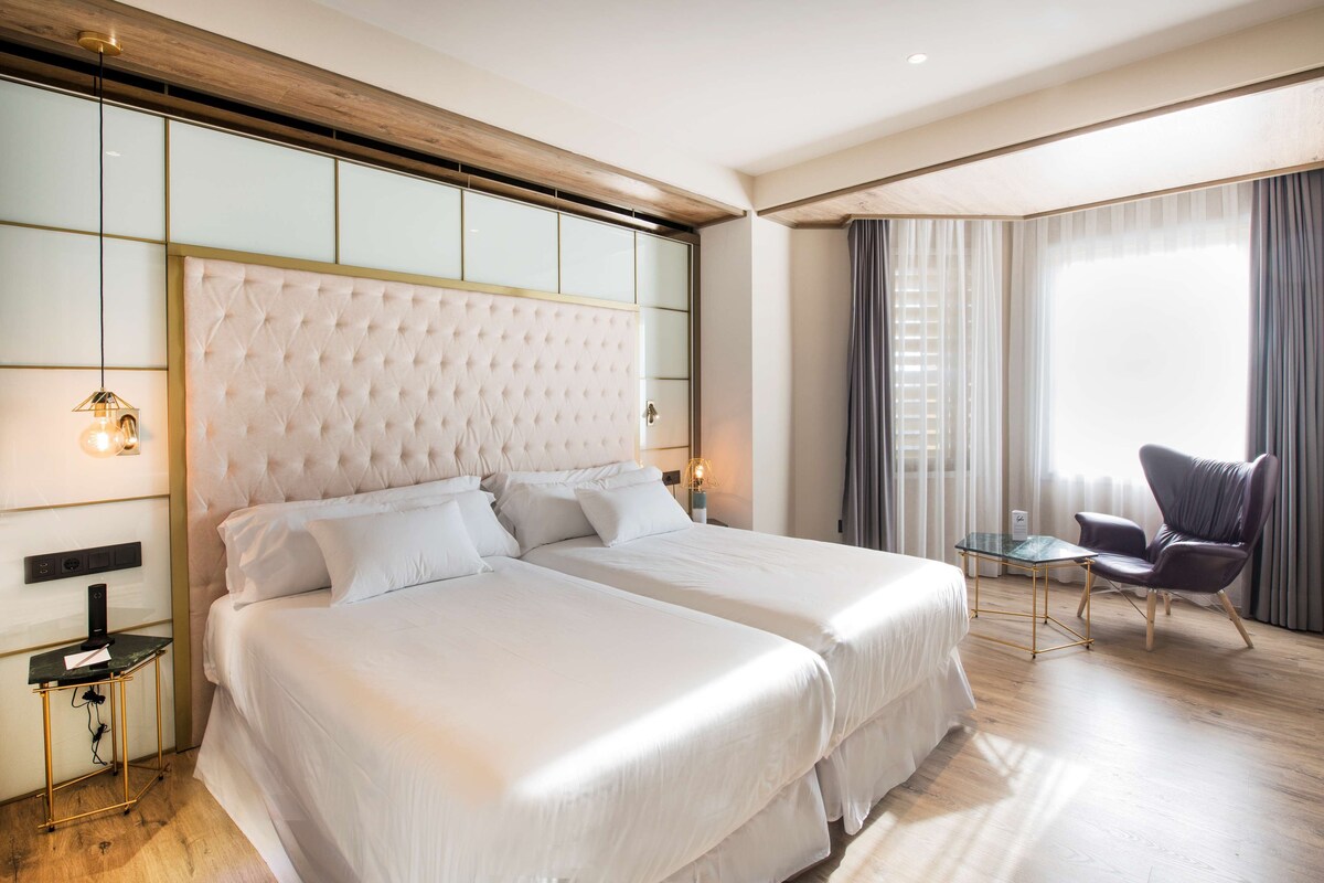 Roupas de cama premium, frigobar, cofres nos quartos, escrivaninha