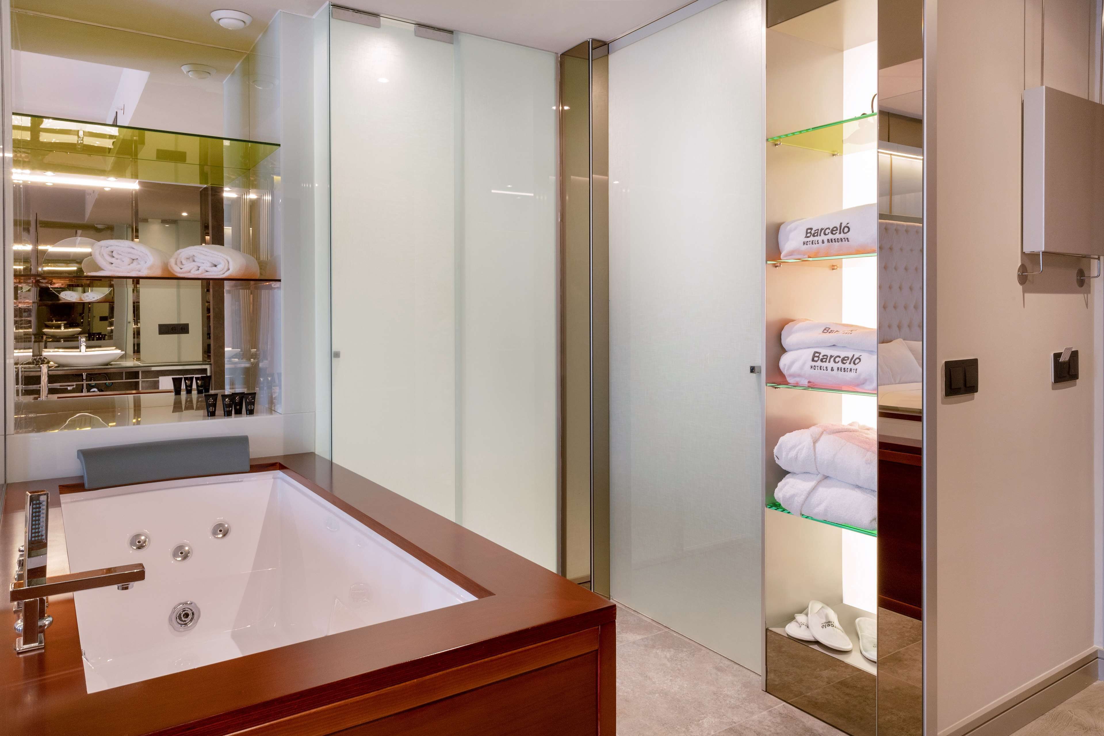 superior room, hot tub | bathroom | free toiletries, hair dryer, towels