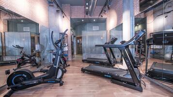 Ett gym med löpband, crosstrainers och motionscyklar.
