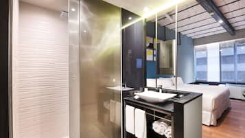 Gratis toiletartikelen, een haardroger, handdoeken