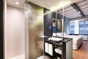 Kostenlose Toilettenartikel, Haartrockner, Handtücher
