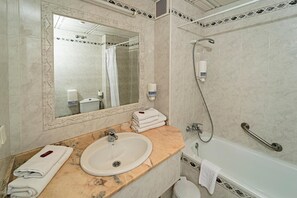 Bathtub, free toiletries, hair dryer, towels - Hotel Carabela Santa Maria (Moguer)
