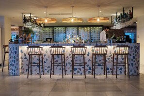 2 quầy bar/khu lounge, quầy bar bên hồ bơi 