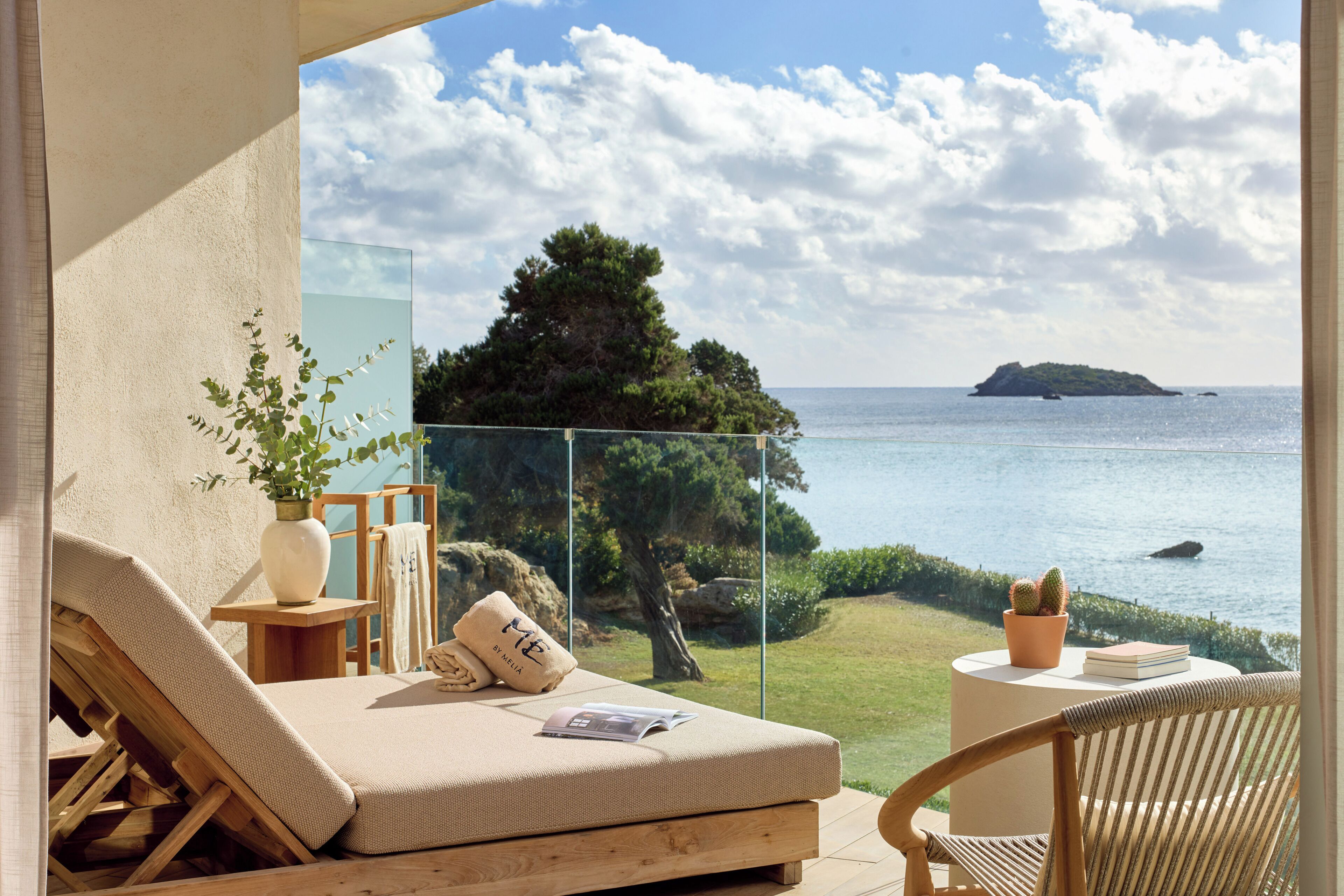 Beyond ME+ Suite with Sea View | Roupas de cama premium, frigobar, cofres nos quartos, escrivaninha