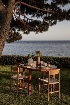 Frukost och lunch serveras, med utsikt mot poolen 