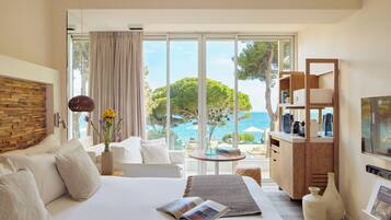 ME, Rom – superior, sjøutsikt | Sengetøy av topp kvalitet, minibar, safe på rommet og skrivebord