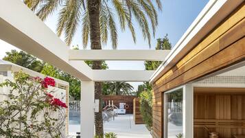 Espace de soins pour les couples, sauna, bain Ă remous, soins corporels