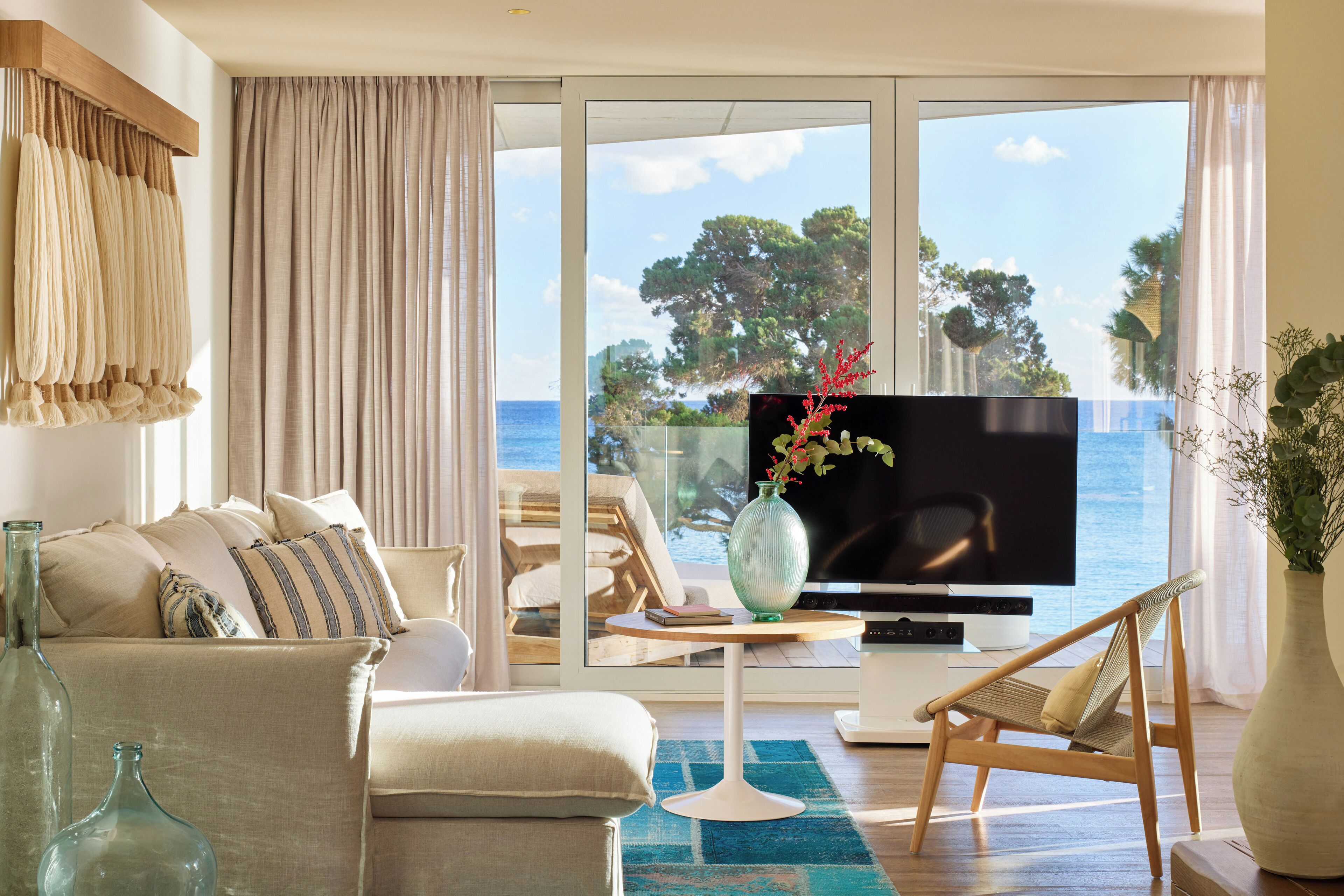 Beyond ME+ Suite with Sea View | Sengetøy av topp kvalitet, minibar, safe på rommet og skrivebord