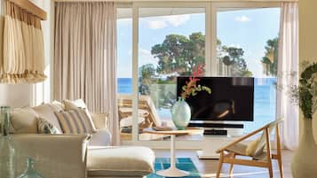 Beyond ME+ Suite with Sea View | Sengetøy av topp kvalitet, minibar, safe på rommet og skrivebord