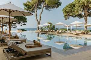 2 piscinas al aire libre, camas de piscina con cargo, sombrillas
