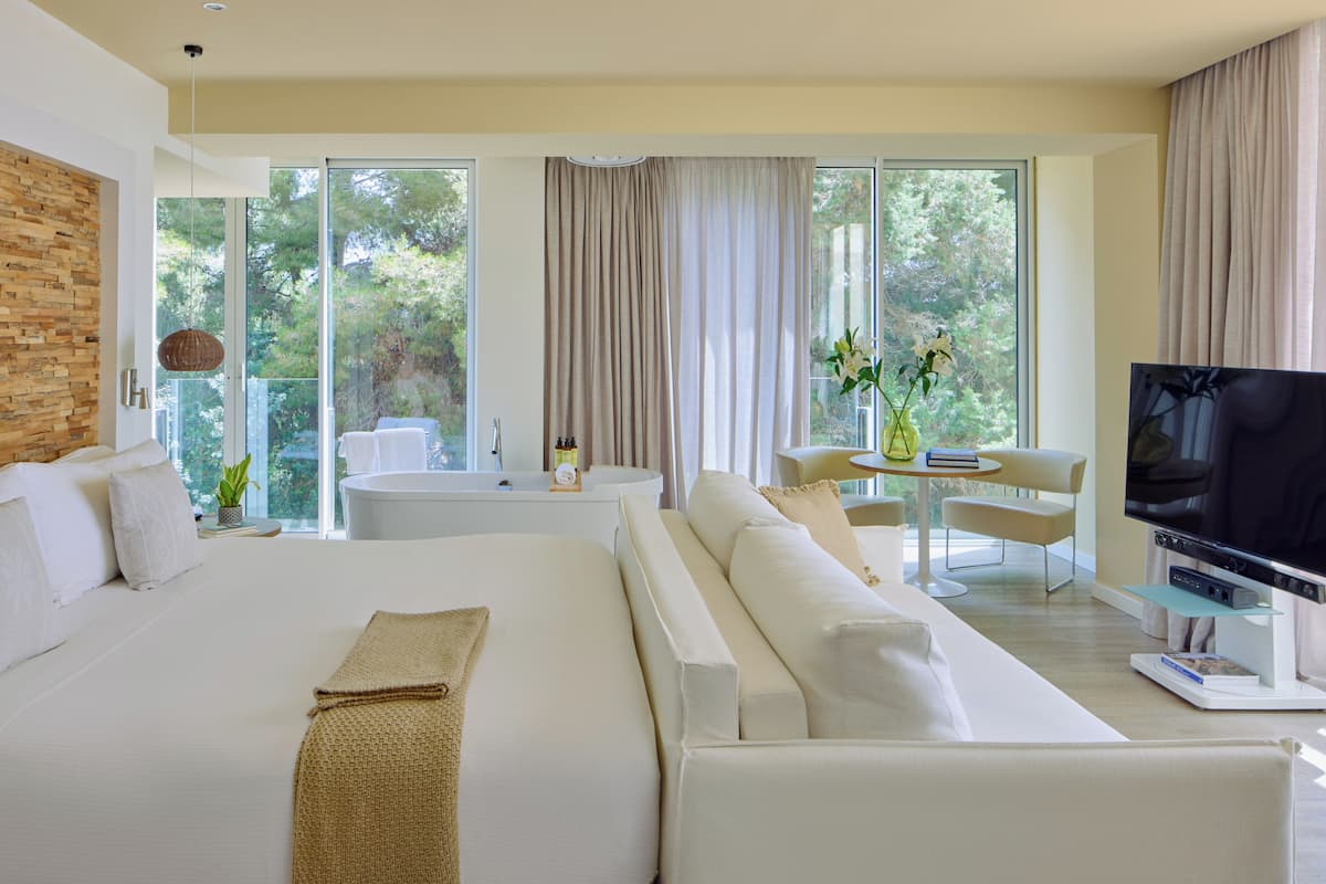 Extra ME+ Junior Suite with Jacuzzi and Sea View | Ropa de cama de alta calidad y minibar 