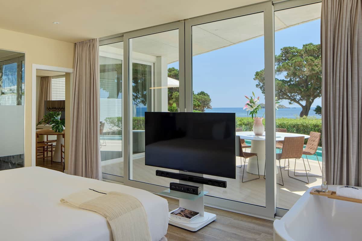 Premium bedding, minibar, in-room safe, desk
