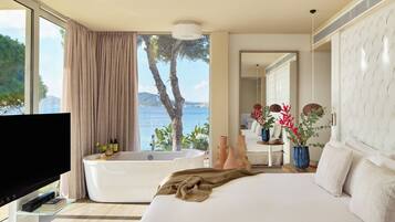 Beyond ME+ Suite with Sea View | Badezimmer | Designer-Toilettenartikel, Haartrockner, Bademäntel, Hausschuhe