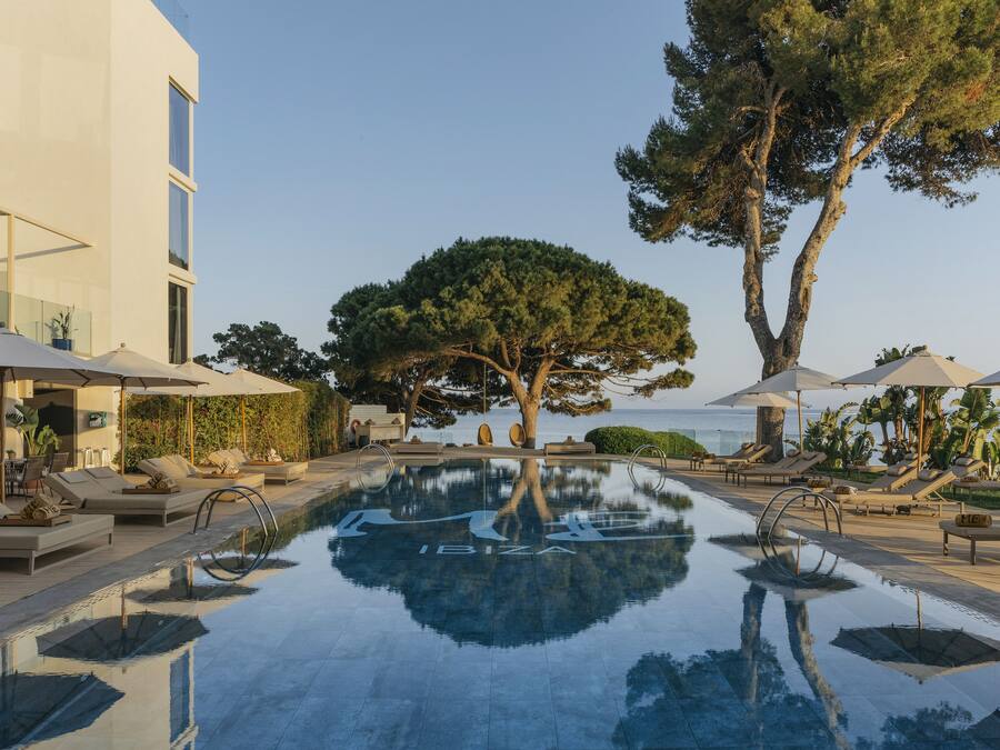 2 piscinas al aire libre, camas de piscina con cargo, sombrillas