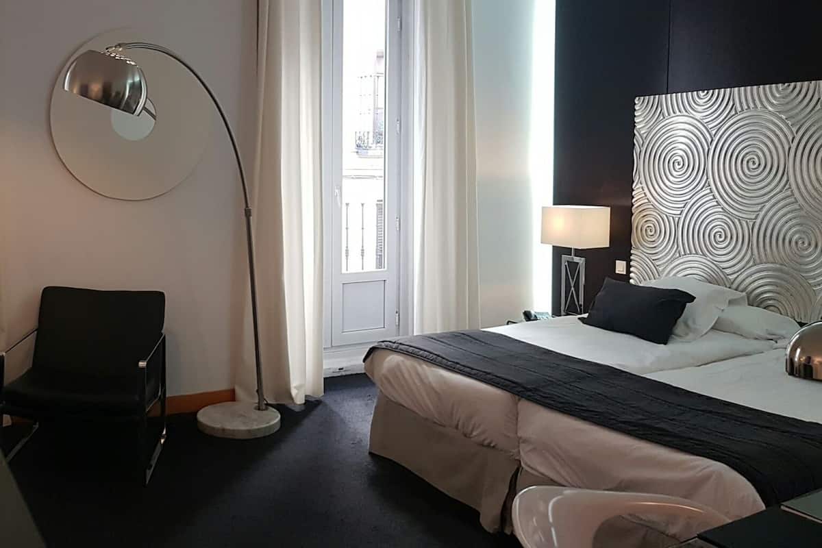 Untuvapeitot, minibaari, tallelokero huoneessa